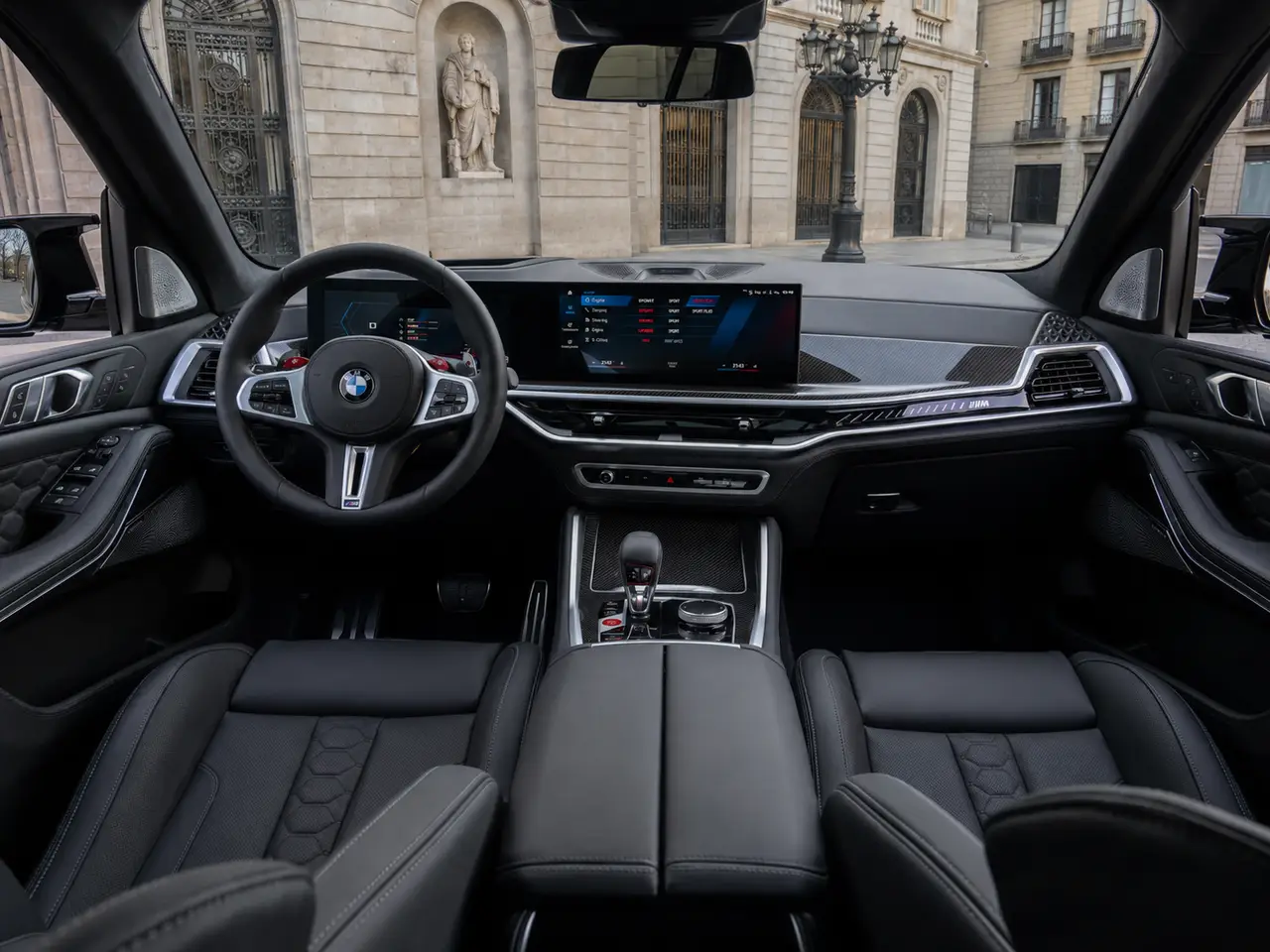 BMW X5 4.0i M 2025, interior — Milan Luxury Cars, Milán. El BMW X5 4.0i M de 2025 combina la robustez de un todoterreno con una respuesta mecánica…