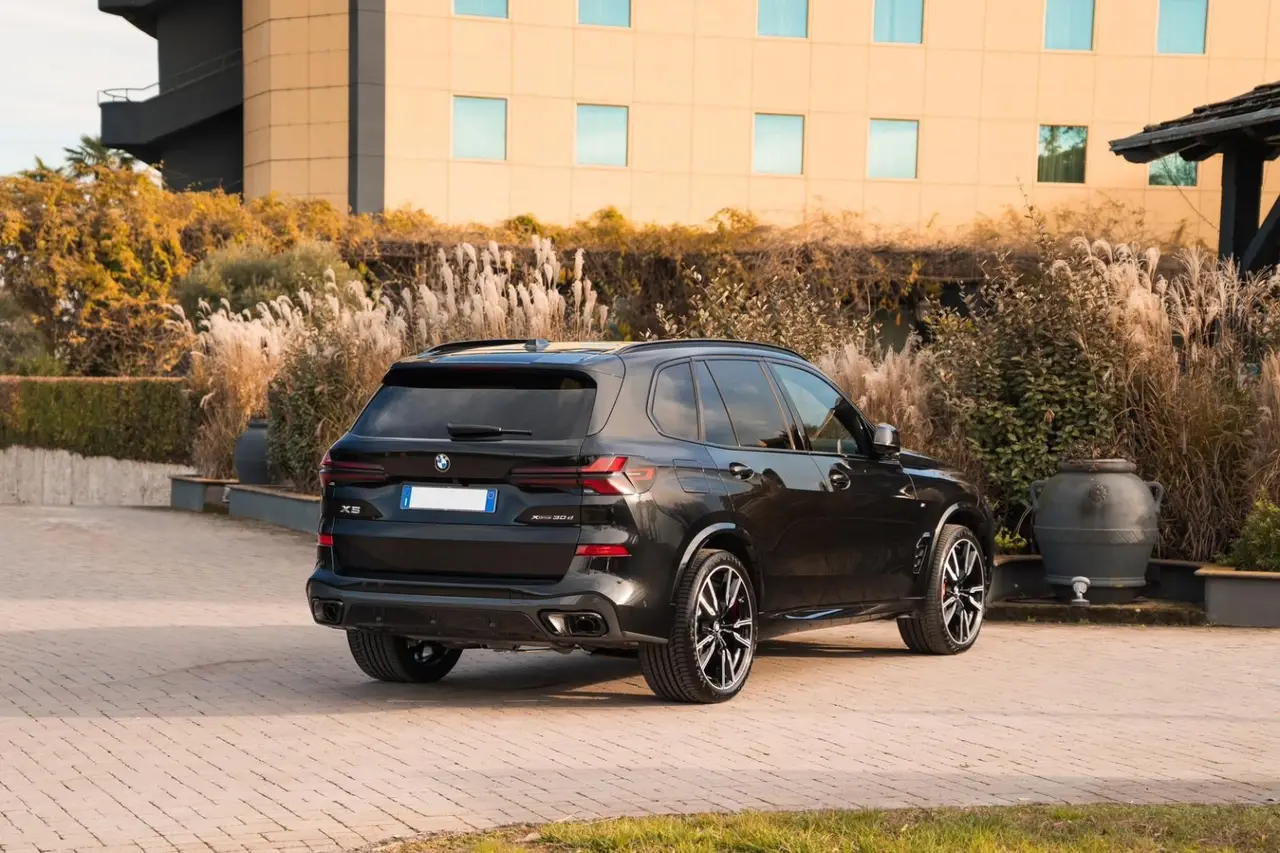 BMW X5 M-pack 30d 2025, front view — Milan Luxury Cars, Milan. The 2025 BMW X5 M-pack 30d pairs a 286 hp diesel drivetrain with the composure typical of…