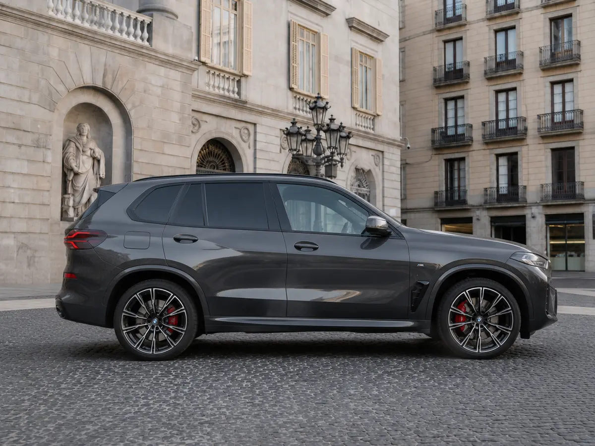 BMW X5 M-pack 30d 2025, внешний вид — Milan Luxury Cars, Милан. BMW X5 M-pack 30d 2025 года сочетает дизельный двигатель на 286 л.с. с посадкой M-пакета…