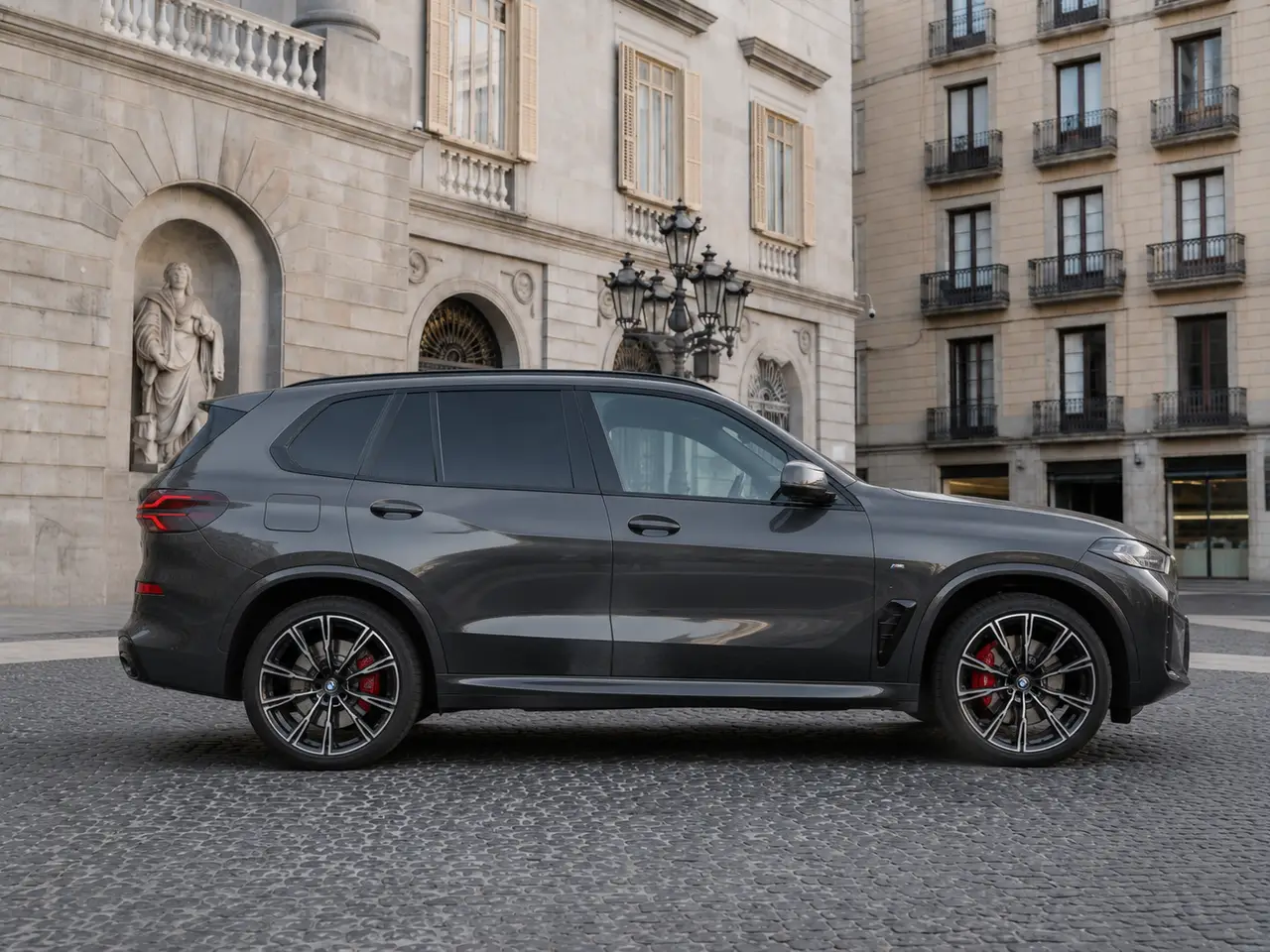 BMW X5 M-pack 30d 2025, внешний вид — Milan Luxury Cars, Милан. BMW X5 M-pack 30d 2025 года сочетает дизельный двигатель на 286 л.с. с посадкой M-пакета…