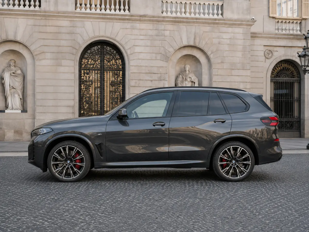 BMW X5 M-pack 30d 2025, вид спереди — Milan Luxury Cars, Милан. BMW X5 M-pack 30d 2025 года сочетает дизельный двигатель на 286 л.с. с посадкой M-пакета…