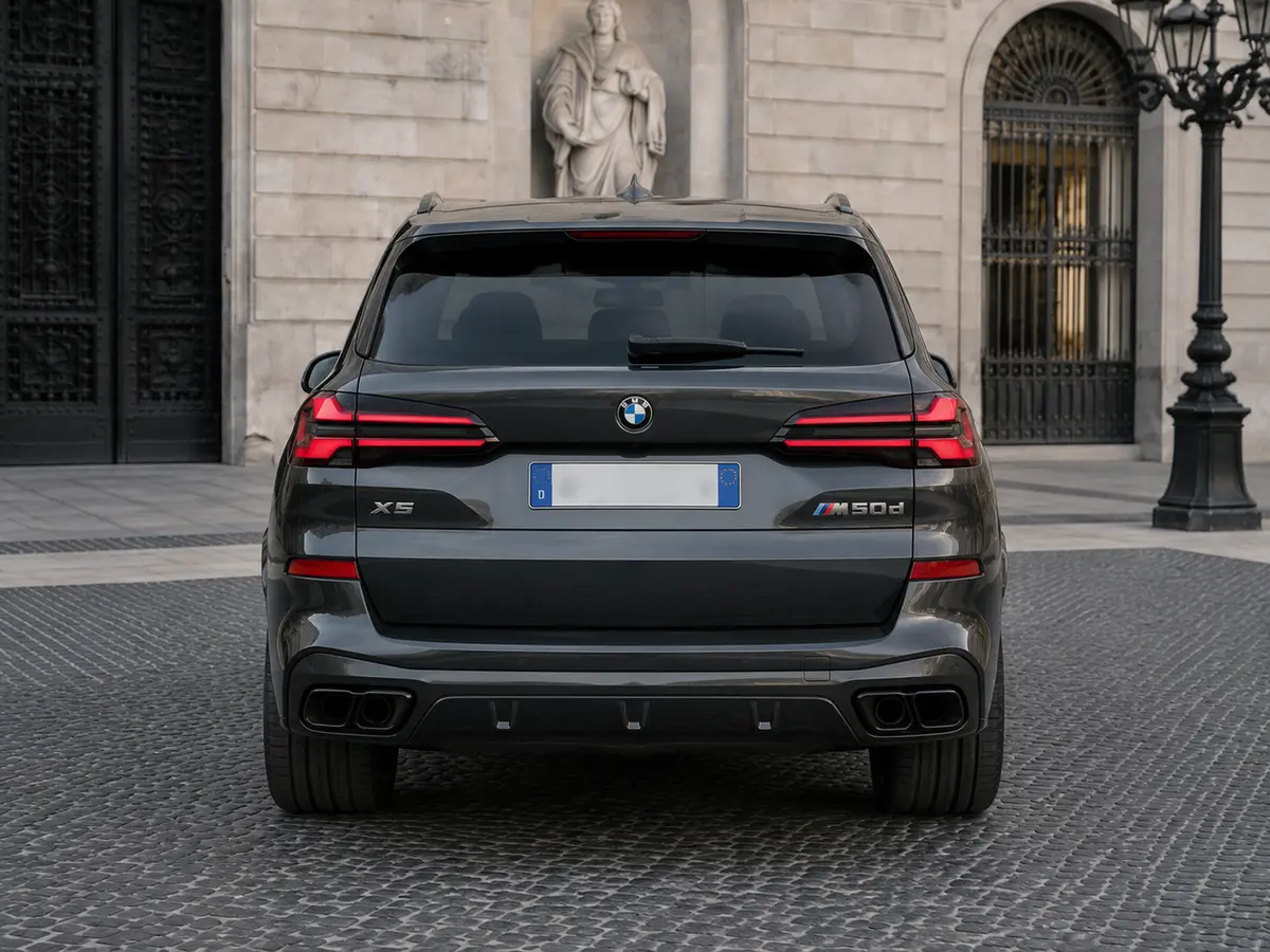 BMW X5 M-pack 30d 2025, вид сзади — Milan Luxury Cars, Милан. BMW X5 M-pack 30d 2025 года сочетает дизельный двигатель на 286 л.с. с посадкой M-пакета…
