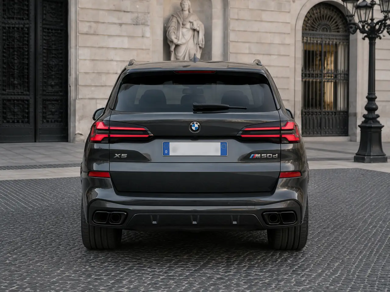 BMW X5 M-pack 30d 2025, вид сзади — Milan Luxury Cars, Милан. BMW X5 M-pack 30d 2025 года сочетает дизельный двигатель на 286 л.с. с посадкой M-пакета…