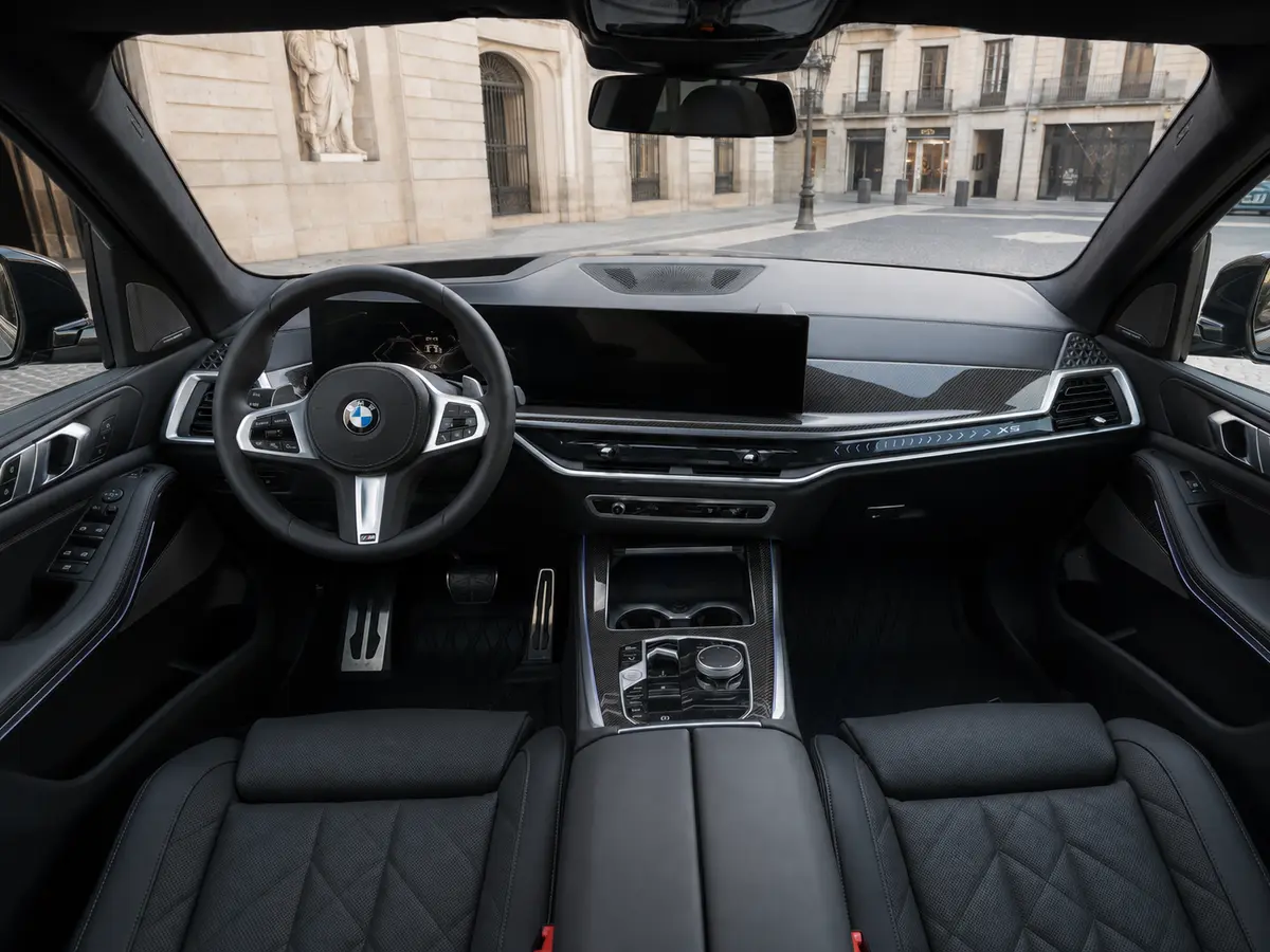 BMW X5 M-pack 30d 2025, салон — Milan Luxury Cars, Милан. BMW X5 M-pack 30d 2025 года сочетает дизельный двигатель на 286 л.с. с посадкой M-пакета…