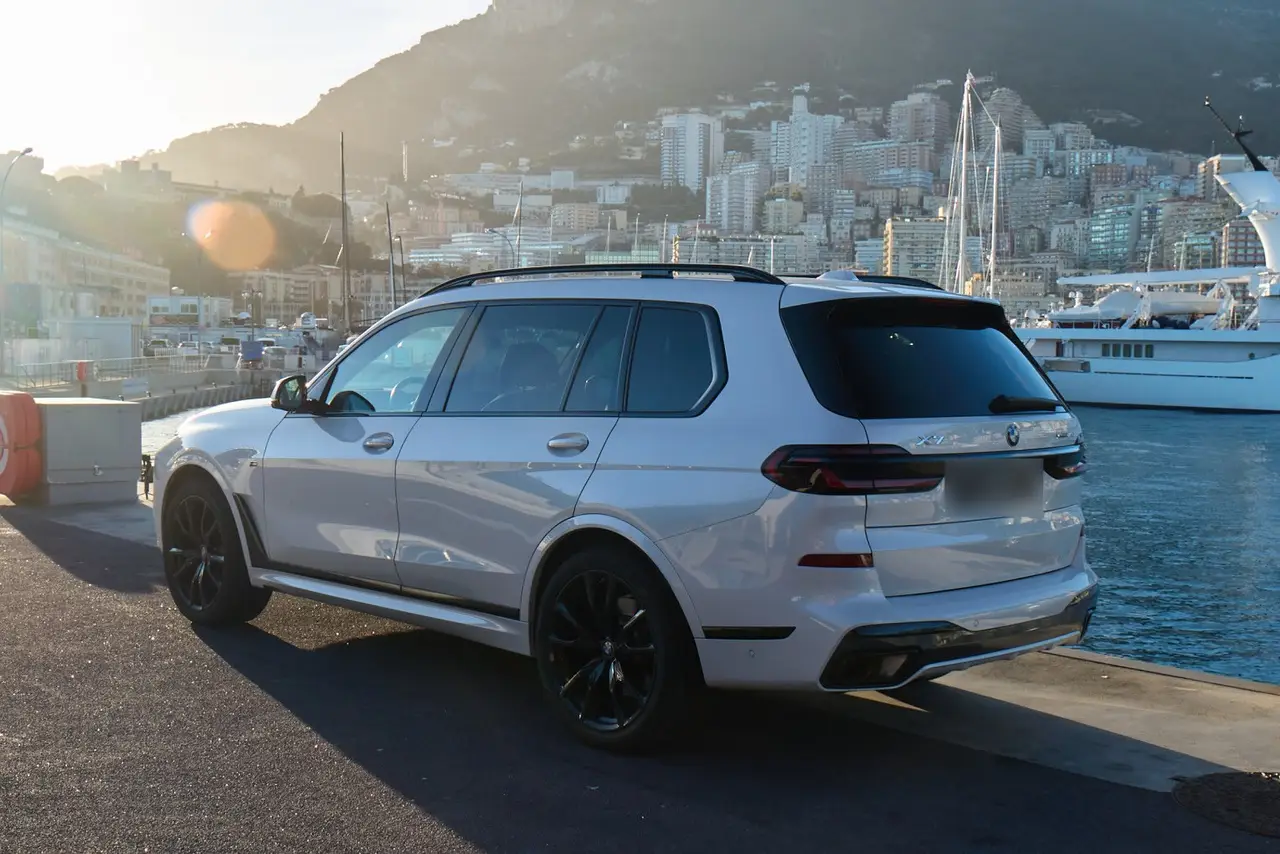 BMW X7 40d M 2024, front view — Milan Luxury Cars, Milan. The 2024 BMW X7 40d M brings seven-seat capacity and 352 hp to a segment where most…