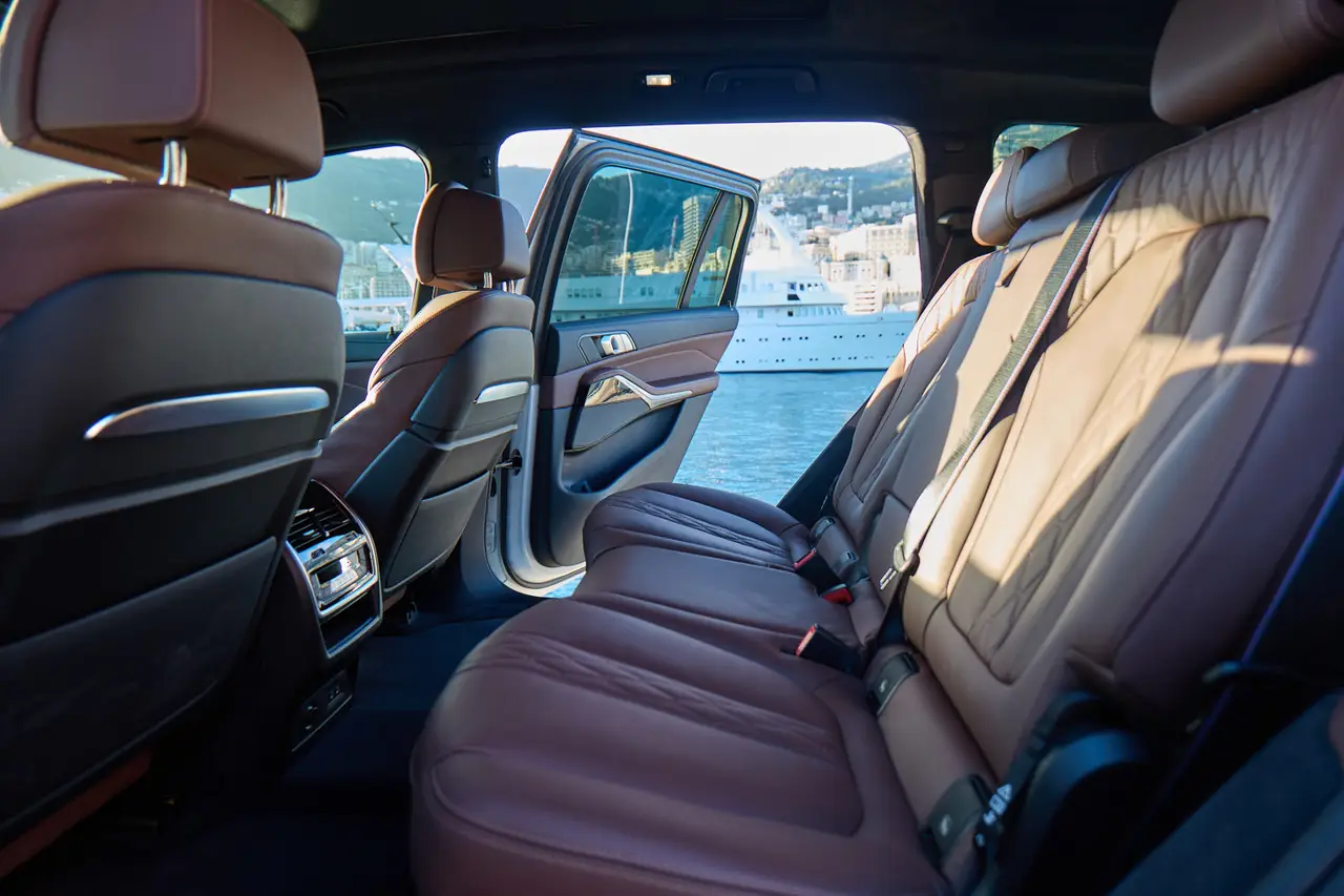 BMW X7 40d M 2024, rear view — Milan Luxury Cars, Milan. The 2024 BMW X7 40d M brings seven-seat capacity and 352 hp to a segment where most…