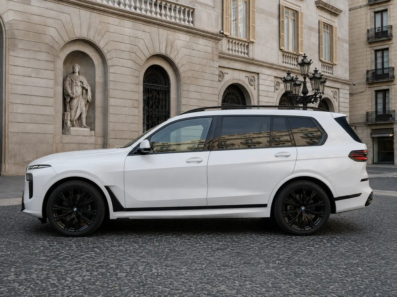 BMW X7 40d M 2024, esterno — Milan Luxury Cars, Milano. La BMW X7 40d M unisce le proporzioni di un SUV a sette posti a una guida che resta…