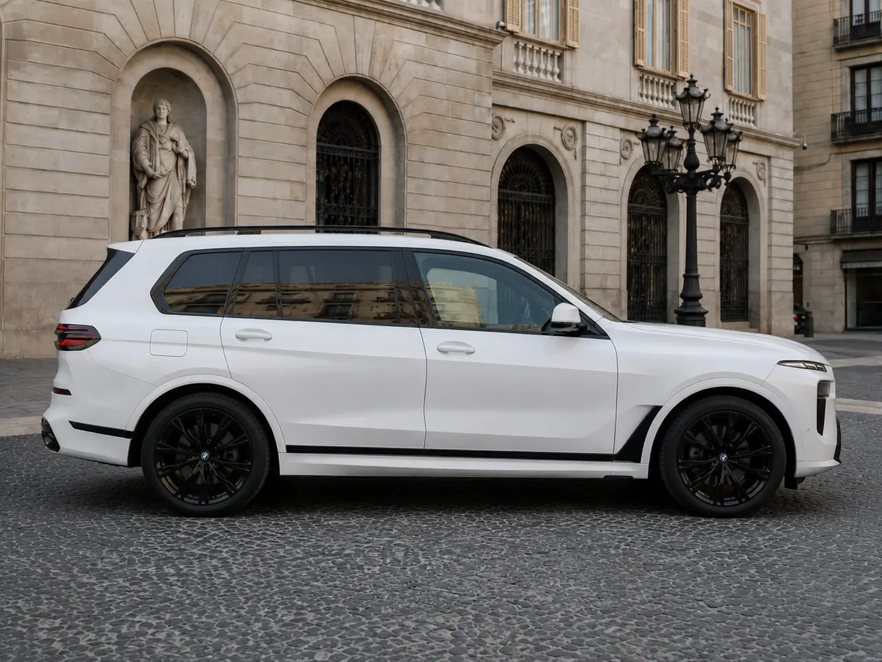BMW X7 40d M 2024, vista frontale — Milan Luxury Cars, Milano. La BMW X7 40d M unisce le proporzioni di un SUV a sette posti a una guida che resta…