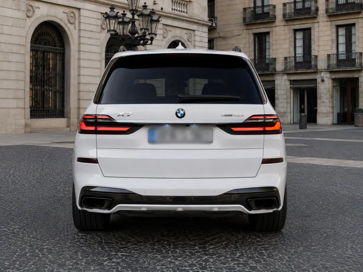 BMW X7 40d M 2024, vista posteriore — Milan Luxury Cars, Milano. La BMW X7 40d M unisce le proporzioni di un SUV a sette posti a una guida che resta…
