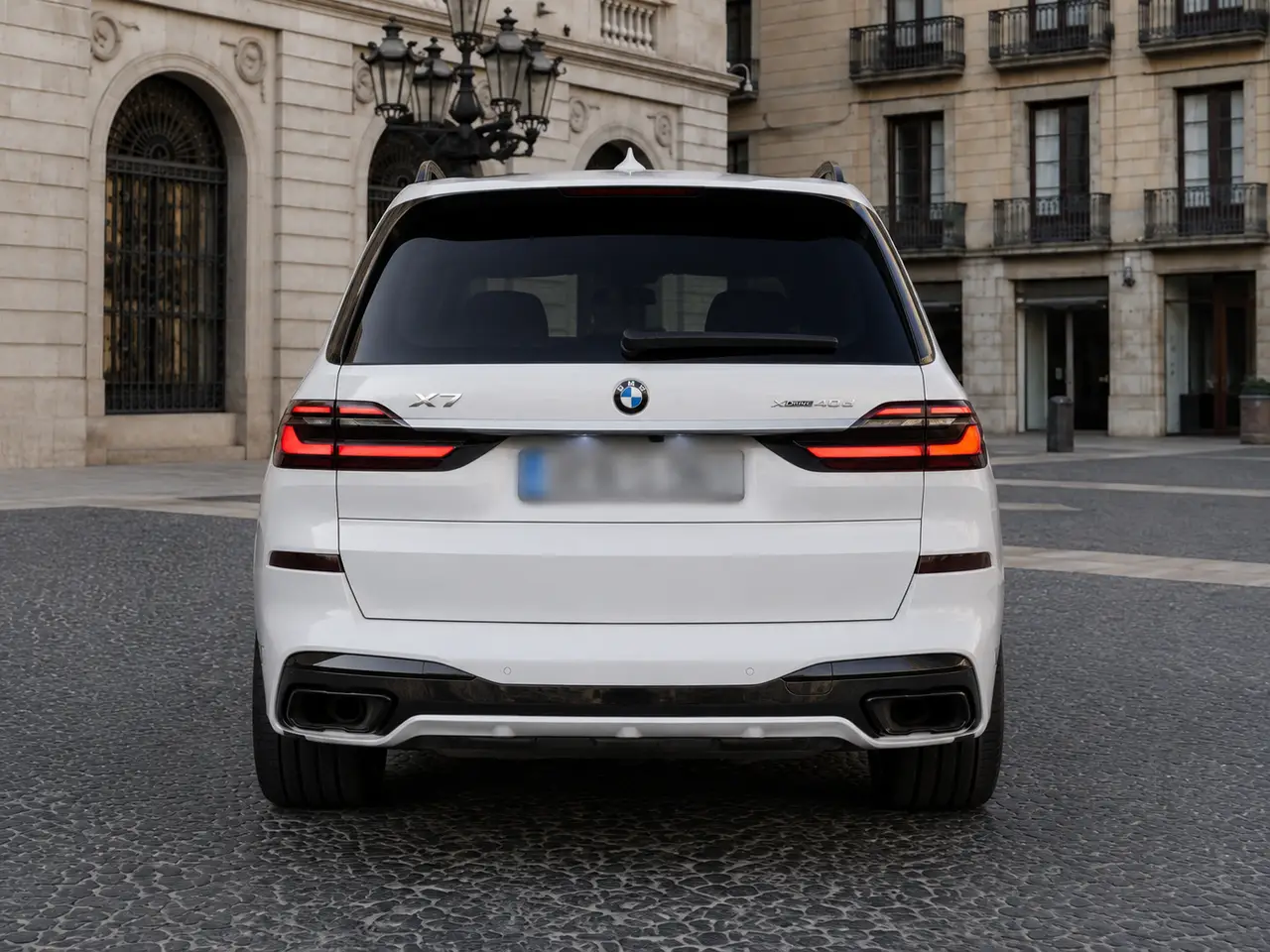 BMW X7 40d M 2024, vista posteriore — Milan Luxury Cars, Milano. La BMW X7 40d M unisce le proporzioni di un SUV a sette posti a una guida che resta…