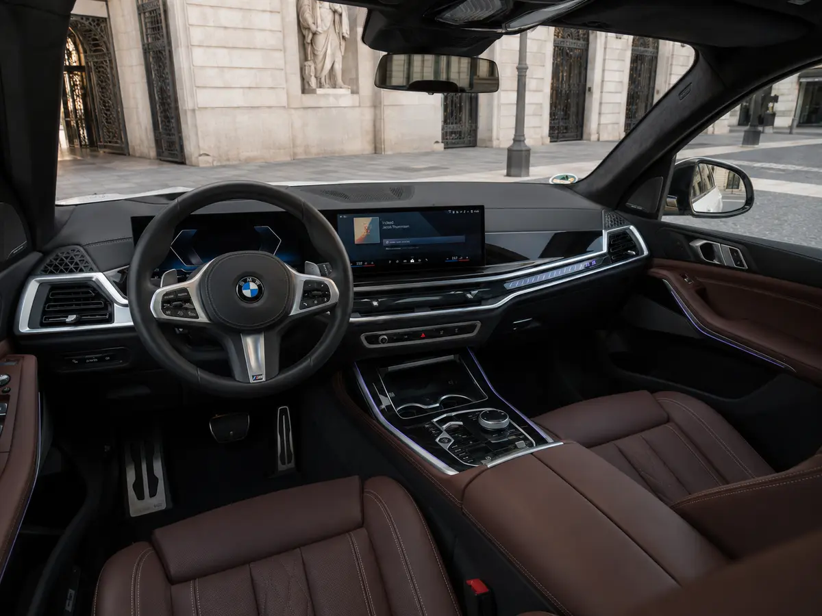 BMW X7 40d M 2024, interni — Milan Luxury Cars, Milano. La BMW X7 40d M unisce le proporzioni di un SUV a sette posti a una guida che resta…