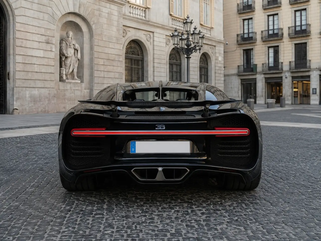 Bugatti Chiron 110 Ani 2019, vista posteriore — Milan Luxury Cars, Milano. La Bugatti Chiron 110 Ani, anno 2019, rappresenta uno dei vertici assoluti della…