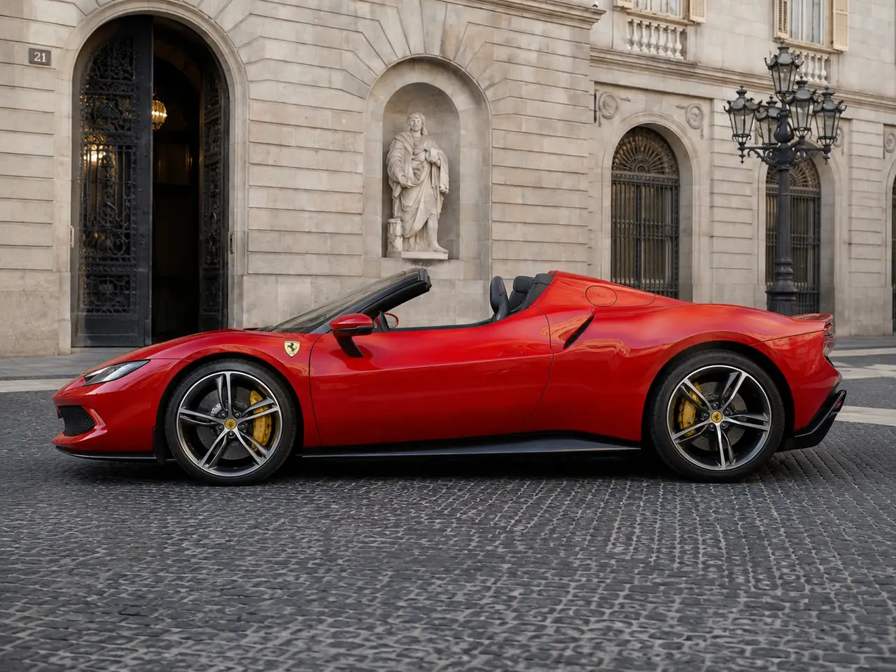 Ferrari 296 GTS Spider 2024, внешний вид — Milan Luxury Cars, Милан. Ferrari 296 GTS Spider сочетает открытый верх с отдачей в 819 л.с. на два места —…