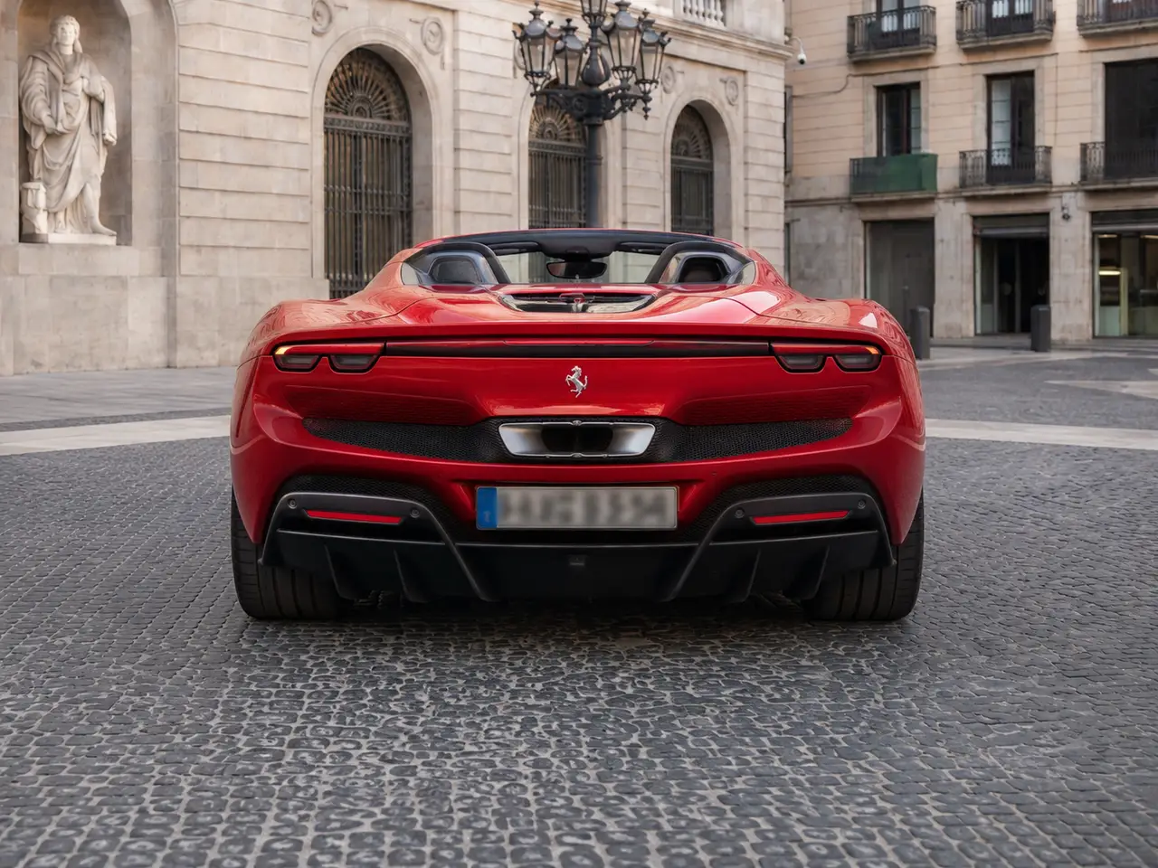 Ferrari 296 GTS Spider 2024, вид спереди — Milan Luxury Cars, Милан. Ferrari 296 GTS Spider сочетает открытый верх с отдачей в 819 л.с. на два места —…