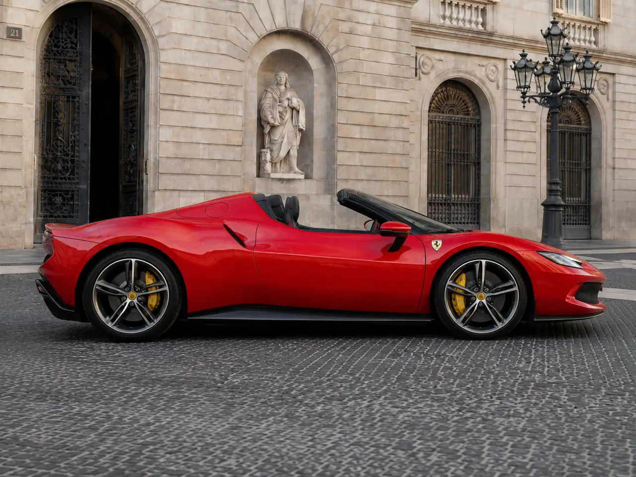 Ferrari 296 GTS Spider 2024, вид сзади — Milan Luxury Cars, Милан. Ferrari 296 GTS Spider сочетает открытый верх с отдачей в 819 л.с. на два места —…