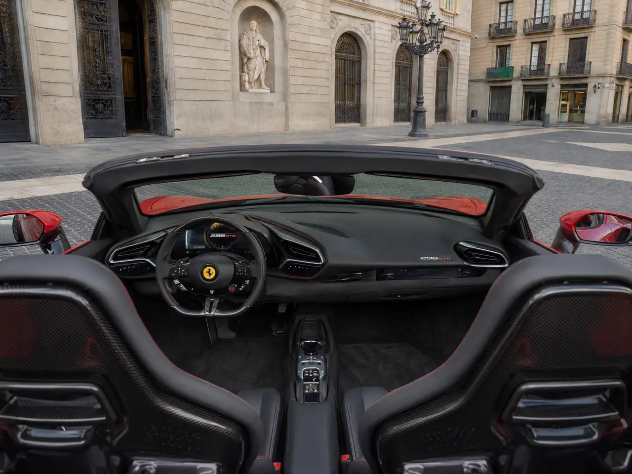 Ferrari 296 GTS Spider 2024, салон — Milan Luxury Cars, Милан. Ferrari 296 GTS Spider сочетает открытый верх с отдачей в 819 л.с. на два места —…