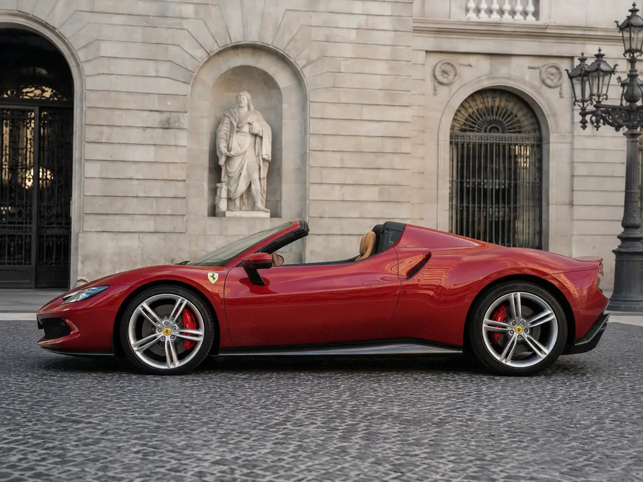 Ferrari 296 GTS Spider 2025, esterno — Milan Luxury Cars, Milano. La Ferrari 296 GTS Spider 2025 è una scoperta a due posti che combina il V6 biturbo…