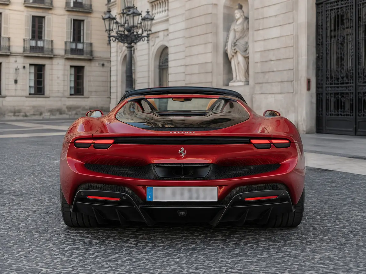 Ferrari 296 GTS Spider 2025, vista posteriore — Milan Luxury Cars, Milano. La Ferrari 296 GTS Spider 2025 è una scoperta a due posti che combina il V6 biturbo…