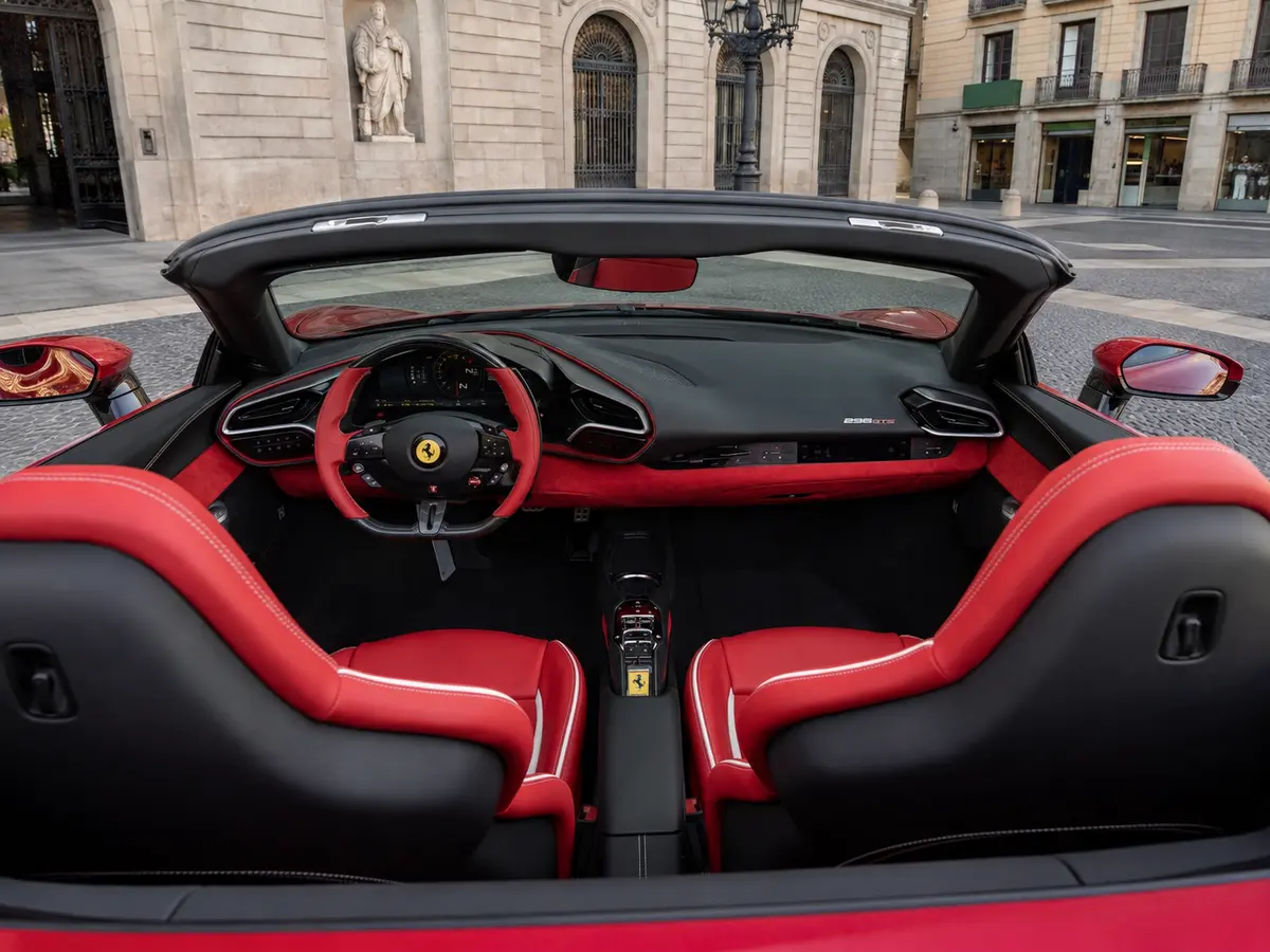Ferrari 296 GTS Spider 2025, interni — Milan Luxury Cars, Milano. La Ferrari 296 GTS Spider 2025 è una scoperta a due posti che combina il V6 biturbo…