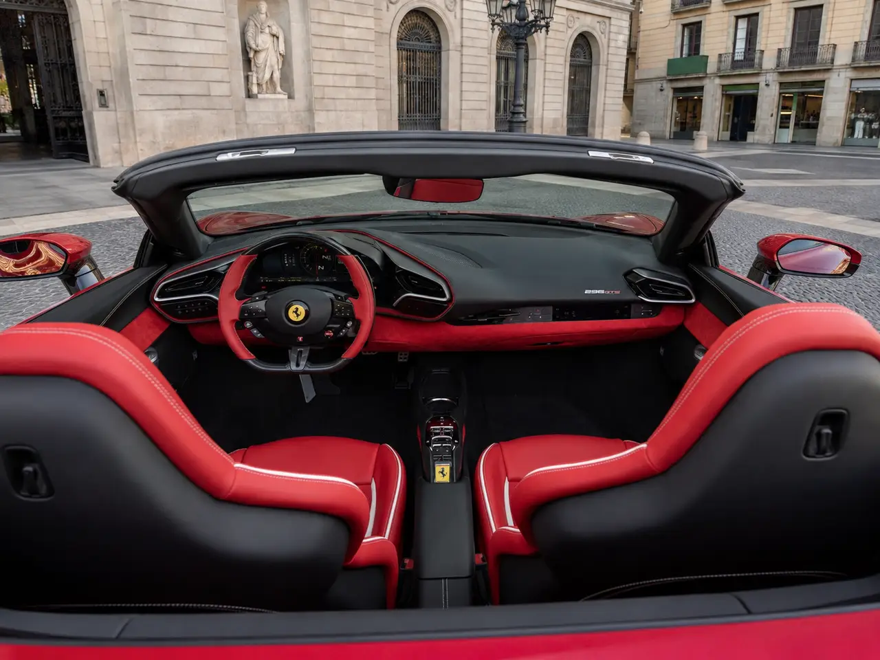 Ferrari 296 GTS Spider 2025, interni — Milan Luxury Cars, Milano. La Ferrari 296 GTS Spider 2025 è una scoperta a due posti che combina il V6 biturbo…