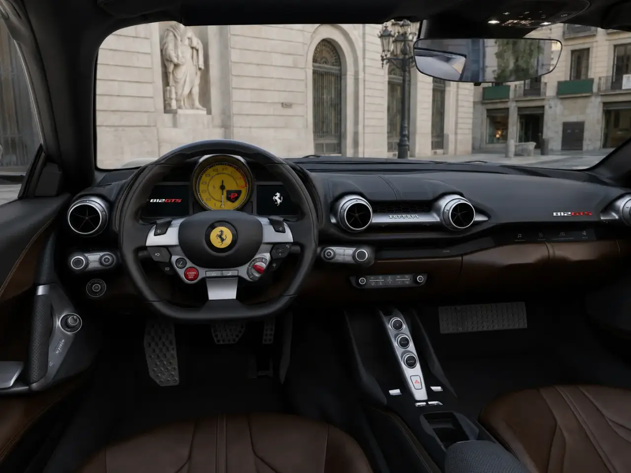 Ferrari 812 GTS 2024, салон — Milan Luxury Cars, Милан. Ferrari 812 GTS 2024 года — открытый двенадцатицилиндровый спорткар на 800 л.с. и два…