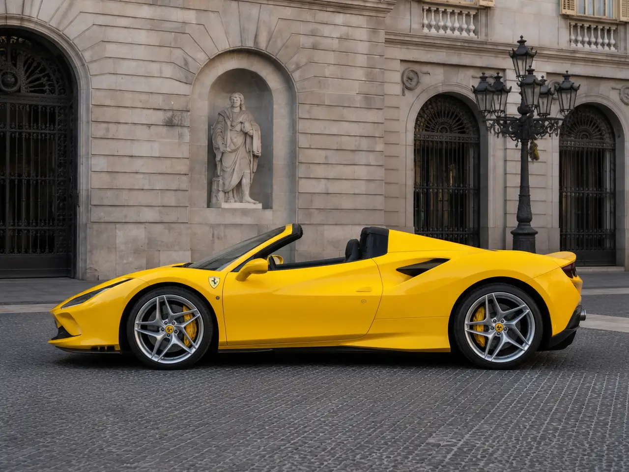 Ferrari F8 SPIDER 2023, esterno — Milan Luxury Cars, Milano. La Ferrari F8 Spider unisce un V8 biturbo da 720 CV a un layout a due posti pensato per…