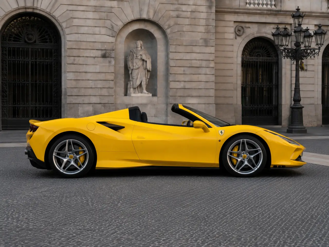 Ferrari F8 SPIDER 2023, vista frontale — Milan Luxury Cars, Milano. La Ferrari F8 Spider unisce un V8 biturbo da 720 CV a un layout a due posti pensato per…