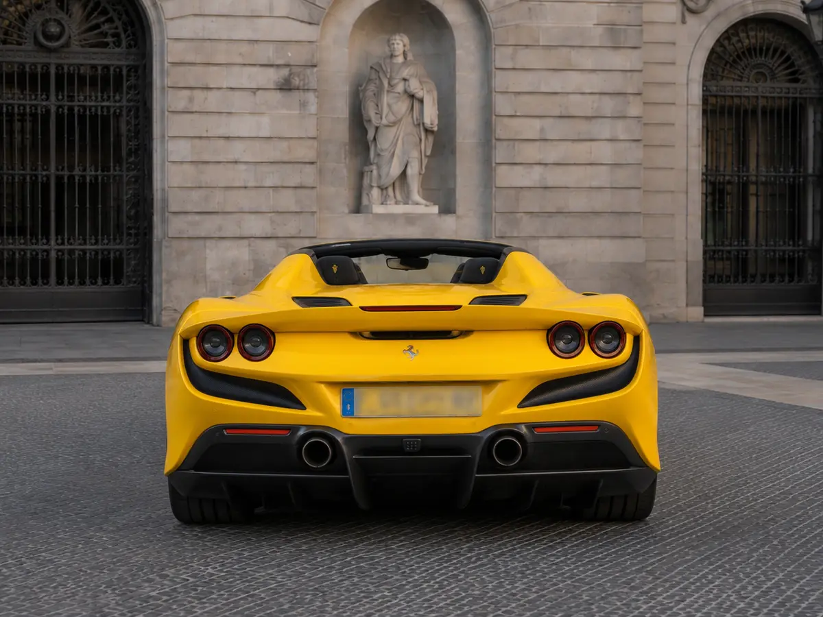 Ferrari F8 SPIDER 2023, vista posteriore — Milan Luxury Cars, Milano. La Ferrari F8 Spider unisce un V8 biturbo da 720 CV a un layout a due posti pensato per…