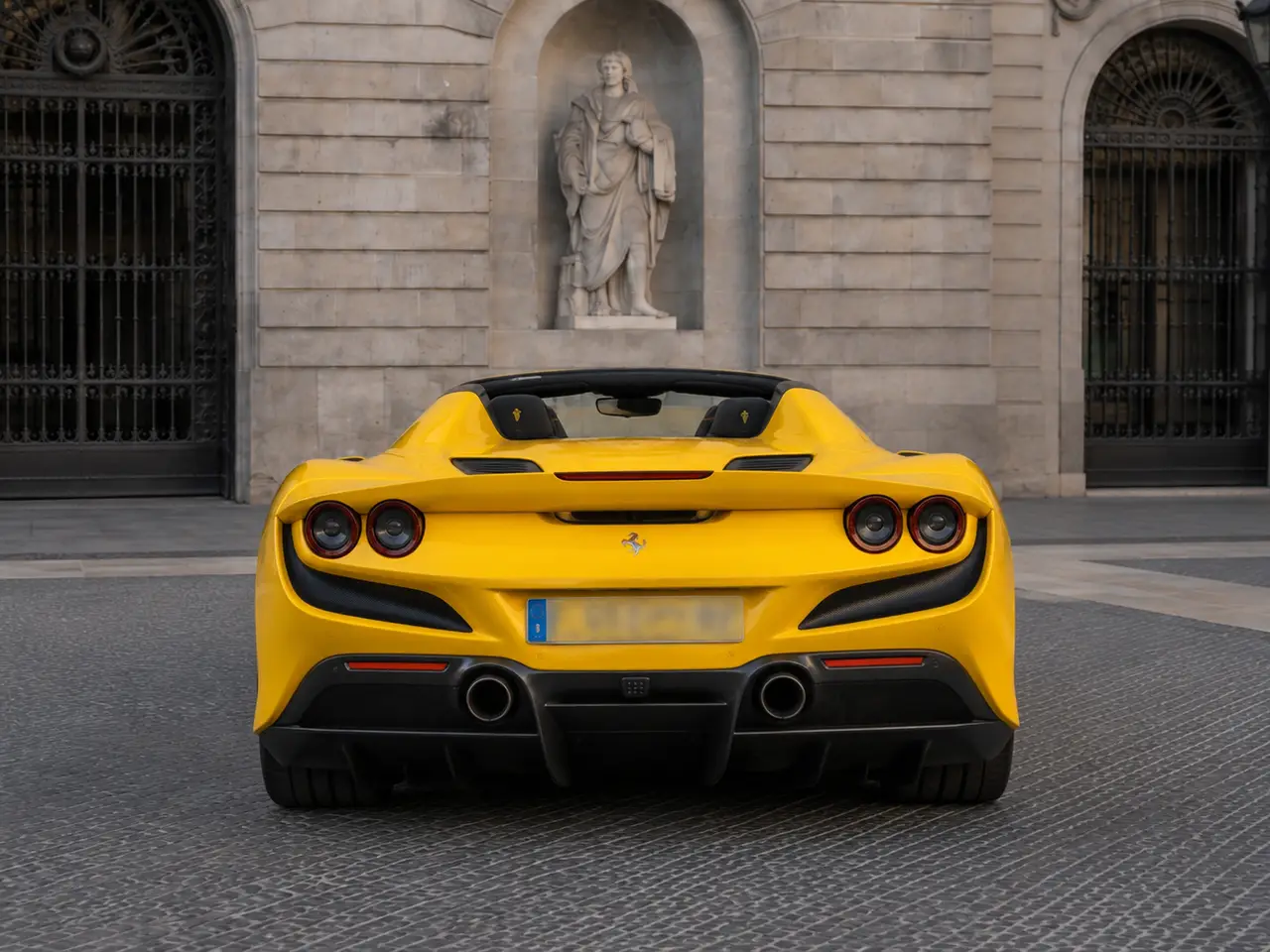 Ferrari F8 SPIDER 2023, vista posteriore — Milan Luxury Cars, Milano. La Ferrari F8 Spider unisce un V8 biturbo da 720 CV a un layout a due posti pensato per…