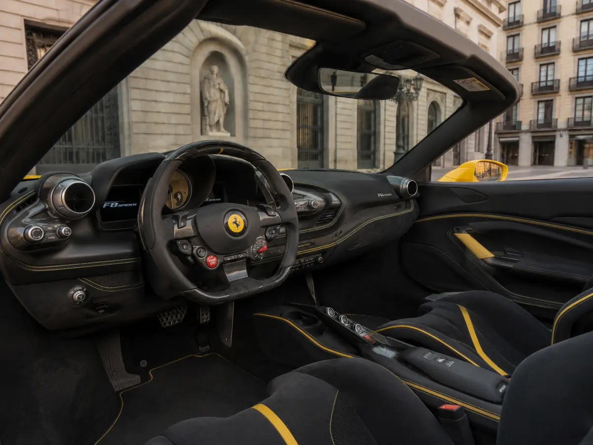 Ferrari F8 SPIDER 2023, interni — Milan Luxury Cars, Milano. La Ferrari F8 Spider unisce un V8 biturbo da 720 CV a un layout a due posti pensato per…