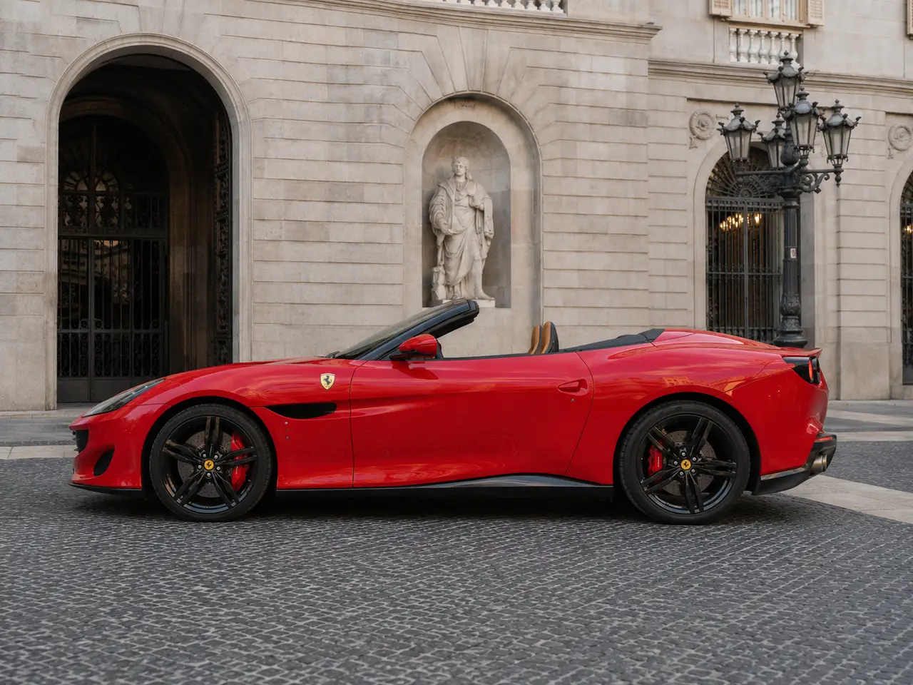 Ferrari Portofino M 2023, exterior — Milan Luxury Cars, Milán. El Ferrari Portofino M combina la vocación de gran turismo con una potencia de 620 CV,…