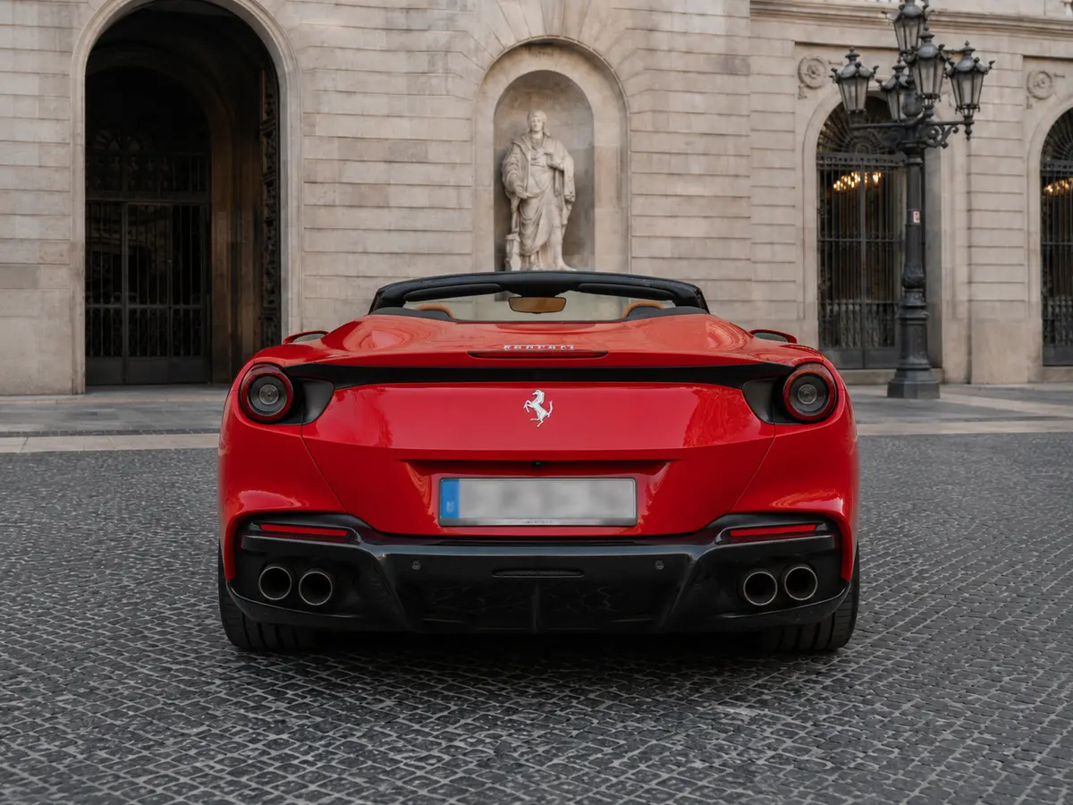 Ferrari Portofino M 2023, vista trasera — Milan Luxury Cars, Milán. El Ferrari Portofino M combina la vocación de gran turismo con una potencia de 620 CV,…