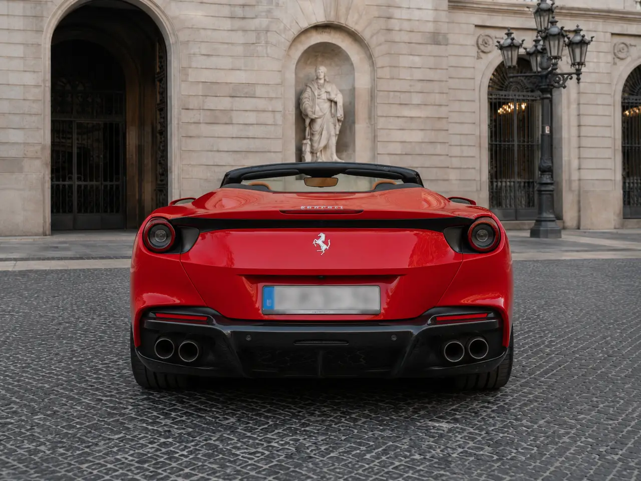 Ferrari Portofino M 2023, vista trasera — Milan Luxury Cars, Milán. El Ferrari Portofino M combina la vocación de gran turismo con una potencia de 620 CV,…