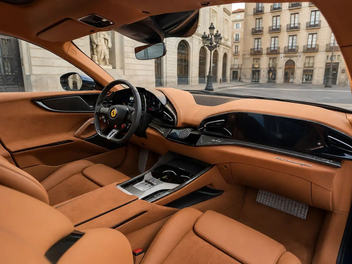 Ferrari Purosangue 2024, салон — Milan Luxury Cars, Милан. Ferrari Purosangue 2024 года — редкий случай, когда паспортная мощность в 715 лошадиных…