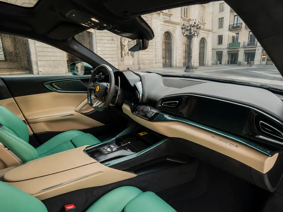 Ferrari Purosangue Atelier 2025, interni — Milan Luxury Cars, Milano. La Ferrari Purosangue Atelier del 2025 porta in strada 715 CV distribuiti su una…
