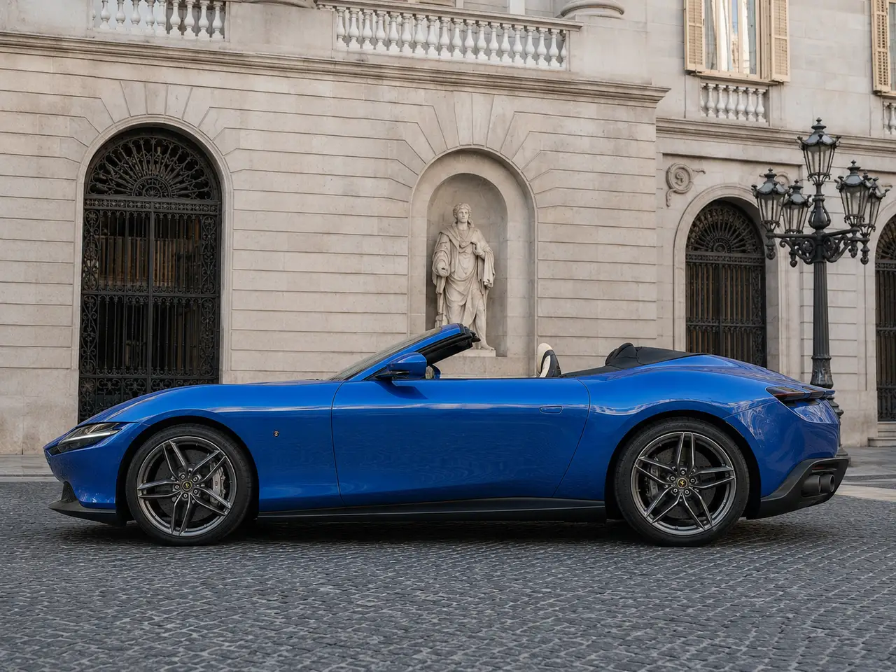 Ferrari Roma 2025, exterior — Milan Luxury Cars, Milán. El Ferrari Roma 2025 es un planteamiento distinto dentro de la gama de altas…