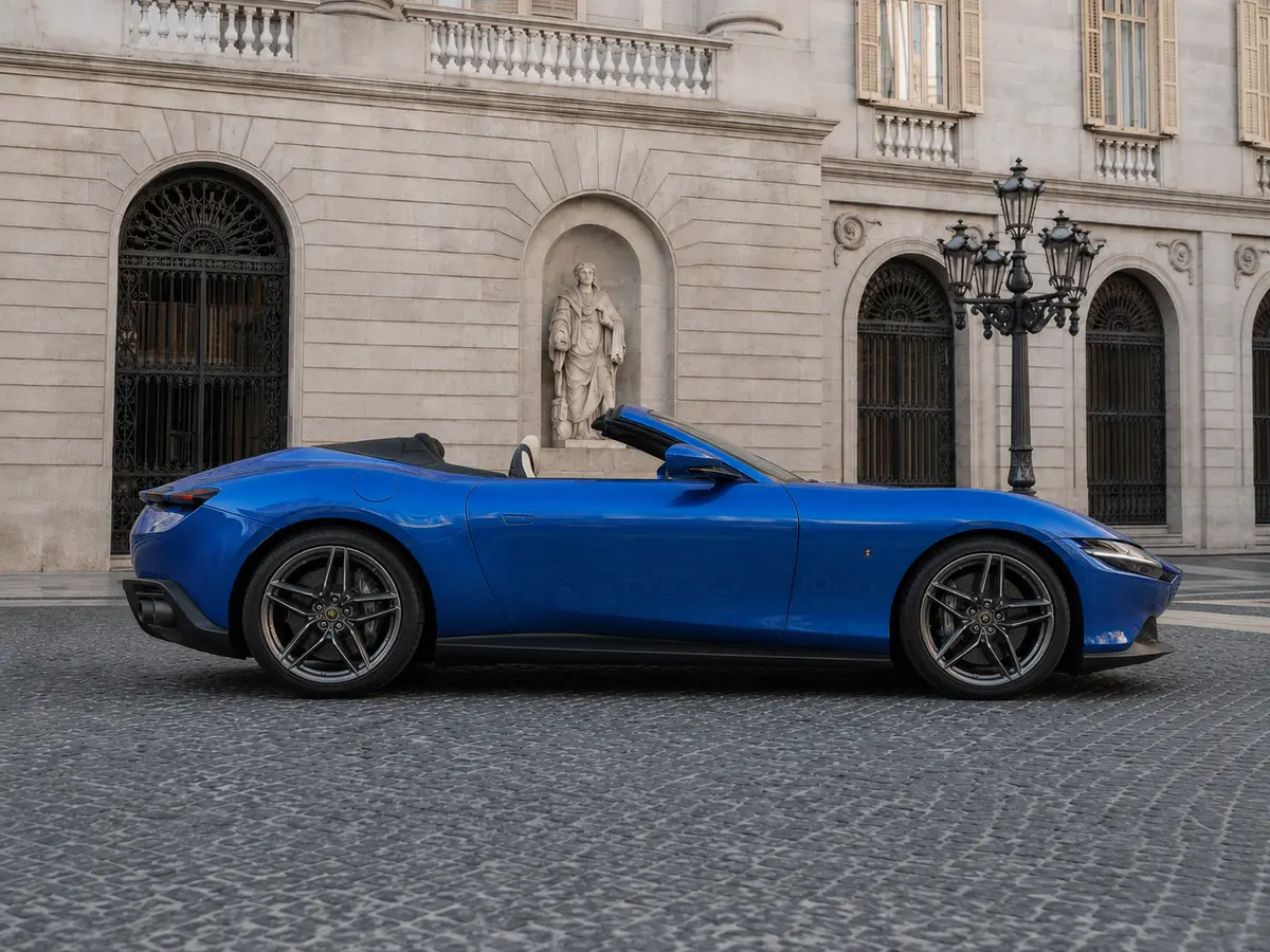 Ferrari Roma 2025, vista frontal — Milan Luxury Cars, Milán. El Ferrari Roma 2025 es un planteamiento distinto dentro de la gama de altas…