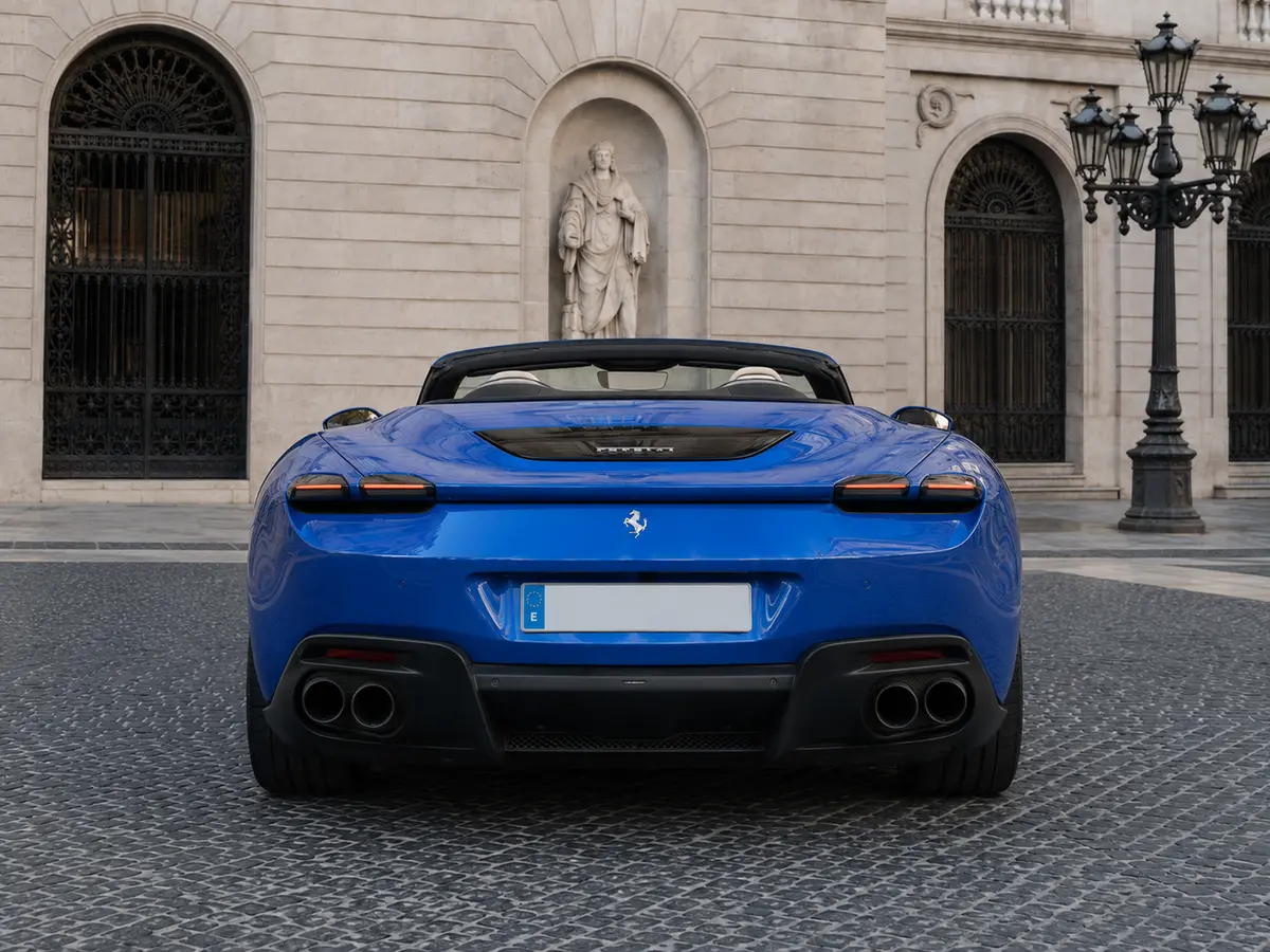 Ferrari Roma 2025, vista trasera — Milan Luxury Cars, Milán. El Ferrari Roma 2025 es un planteamiento distinto dentro de la gama de altas…