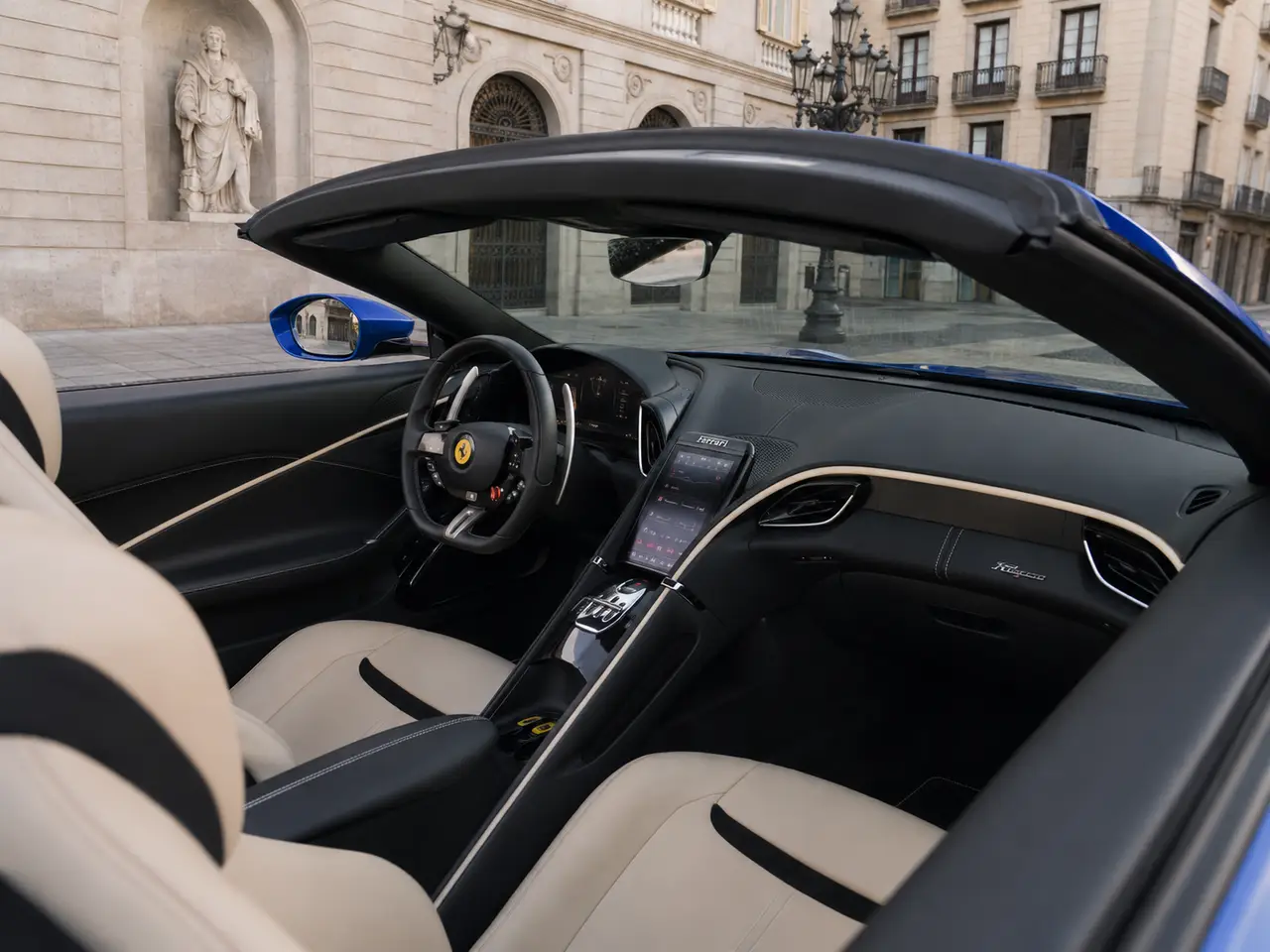 Ferrari Roma 2025, interior — Milan Luxury Cars, Milán. El Ferrari Roma 2025 es un planteamiento distinto dentro de la gama de altas…