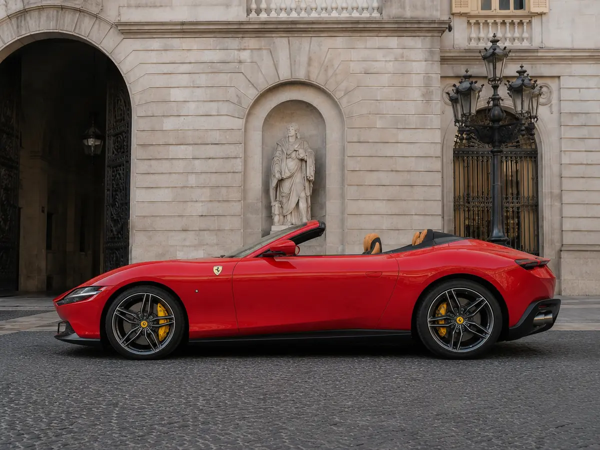 Ferrari Roma Spider 2024, esterno — Milan Luxury Cars, Milano. La Ferrari Roma Spider 2024 è una due posti pensata per chi guida per il piacere della…