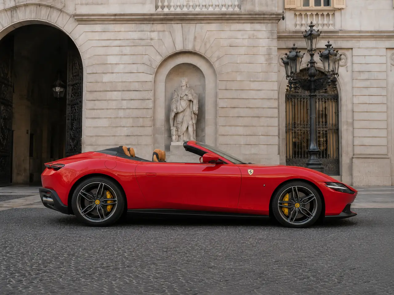 Ferrari Roma Spider 2024, vista frontale — Milan Luxury Cars, Milano. La Ferrari Roma Spider 2024 è una due posti pensata per chi guida per il piacere della…