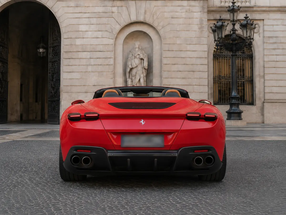 Ferrari Roma Spider 2024, vista posteriore — Milan Luxury Cars, Milano. La Ferrari Roma Spider 2024 è una due posti pensata per chi guida per il piacere della…