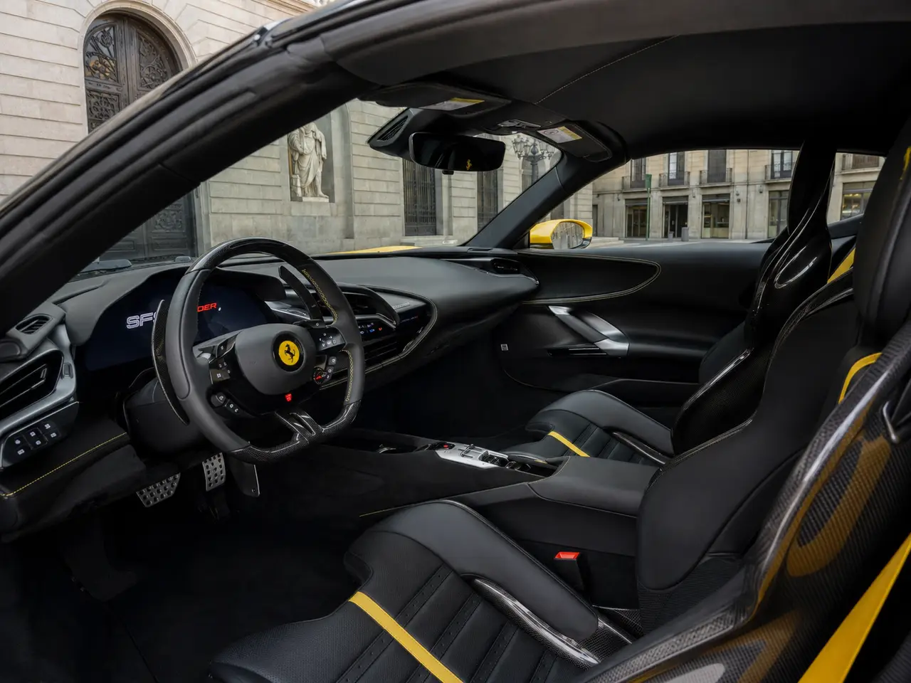 Ferrari SF90 Spider 2024, салон — Milan Luxury Cars, Милан. Ferrari SF90 Spider 2024 года — это гибридный суперкар с открытым верхом и суммарной…