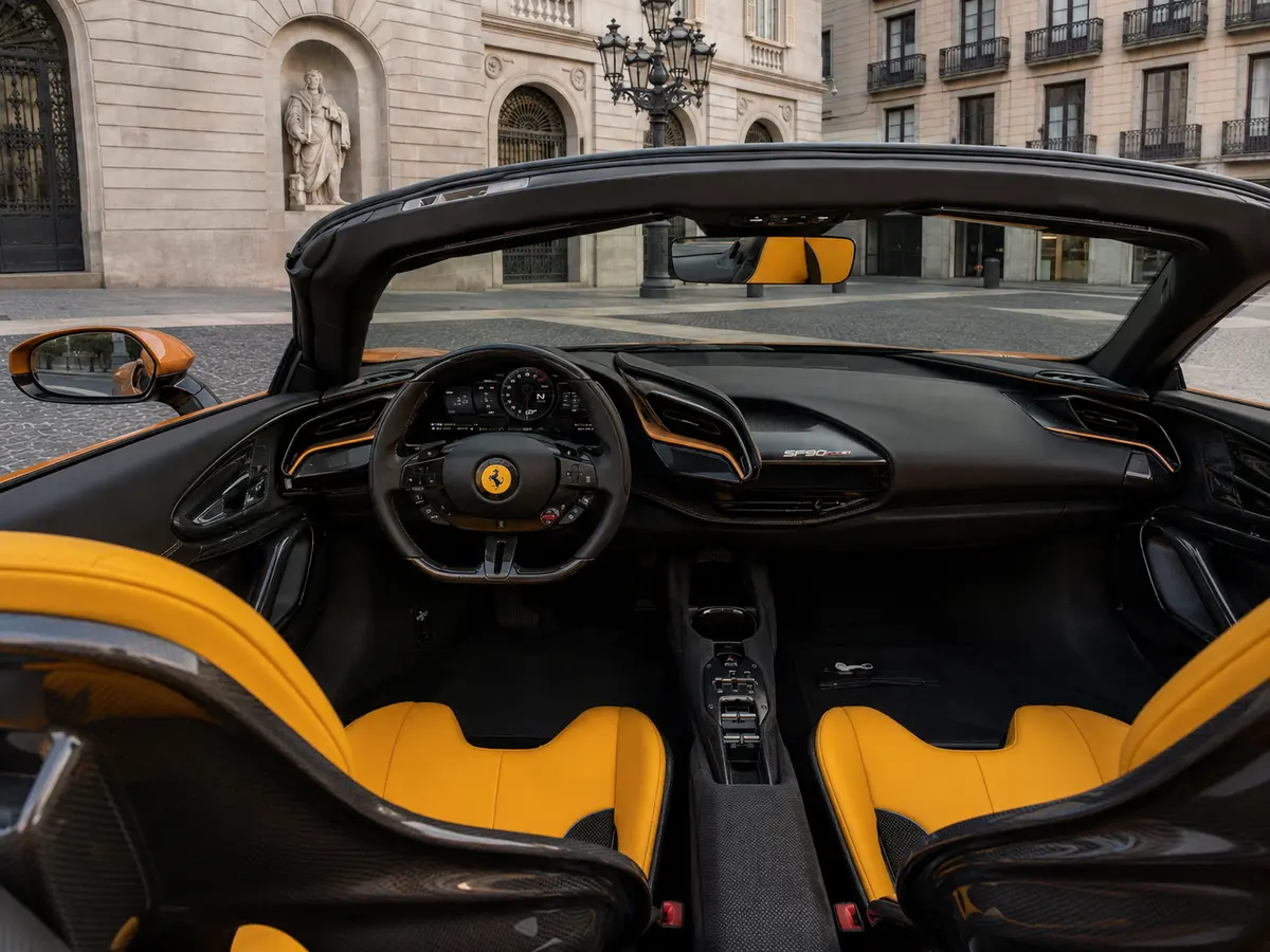 Ferrari SF90 Spider Tailor Made 2025, interni — Milan Luxury Cars, Milano. La Ferrari SF90 Spider Tailor Made porta in strada 986 cavalli distribuiti su una…