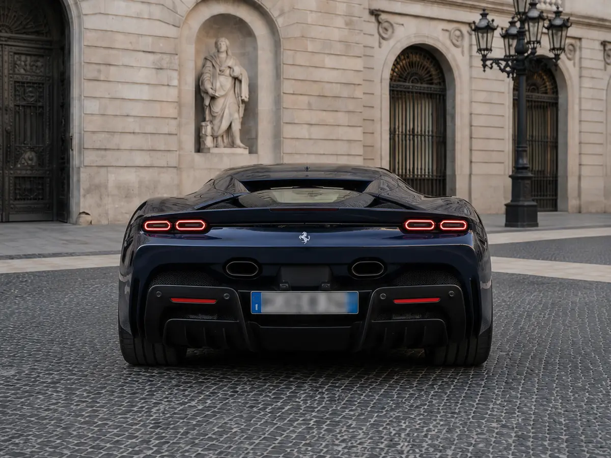 Ferrari SF90 Stradale 2025, vista posteriore — Milan Luxury Cars, Milano. La Ferrari SF90 Stradale porta in strada una potenza di 1000 cavalli distribuita su un…