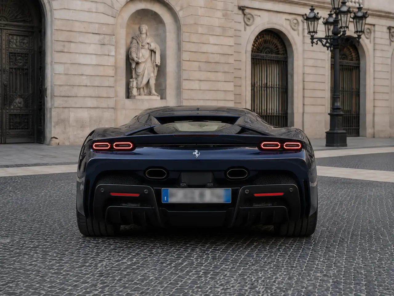 Ferrari SF90 Stradale 2025, vista posteriore — Milan Luxury Cars, Milano. La Ferrari SF90 Stradale porta in strada una potenza di 1000 cavalli distribuita su un…