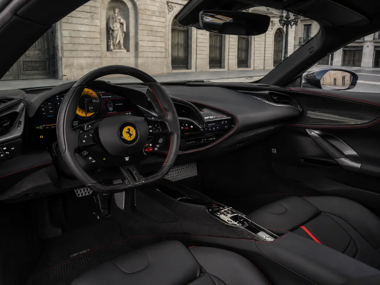 Ferrari SF90 Stradale 2025, interni — Milan Luxury Cars, Milano. La Ferrari SF90 Stradale porta in strada una potenza di 1000 cavalli distribuita su un…