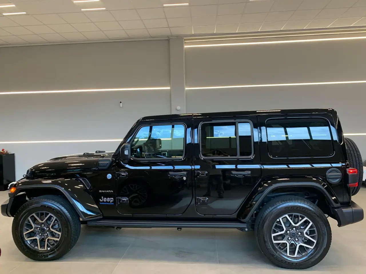 Jeep Wrangler 2025, side profile — Milan Luxury Cars, Milan. The 2025 Jeep Wrangler brings a different proposition to a fleet otherwise weighted…
