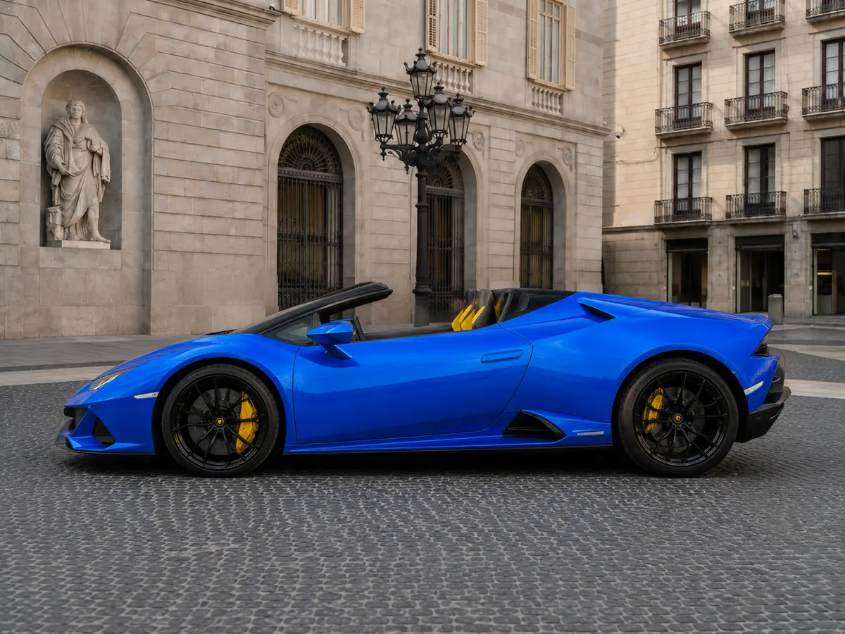 Lamborghini Huracan Evo Spyder 2022, esterno — Milan Luxury Cars, Milano. La Lamborghini Huracán Evo Spyder del 2022 porta in strada 640 cavalli con una risposta…
