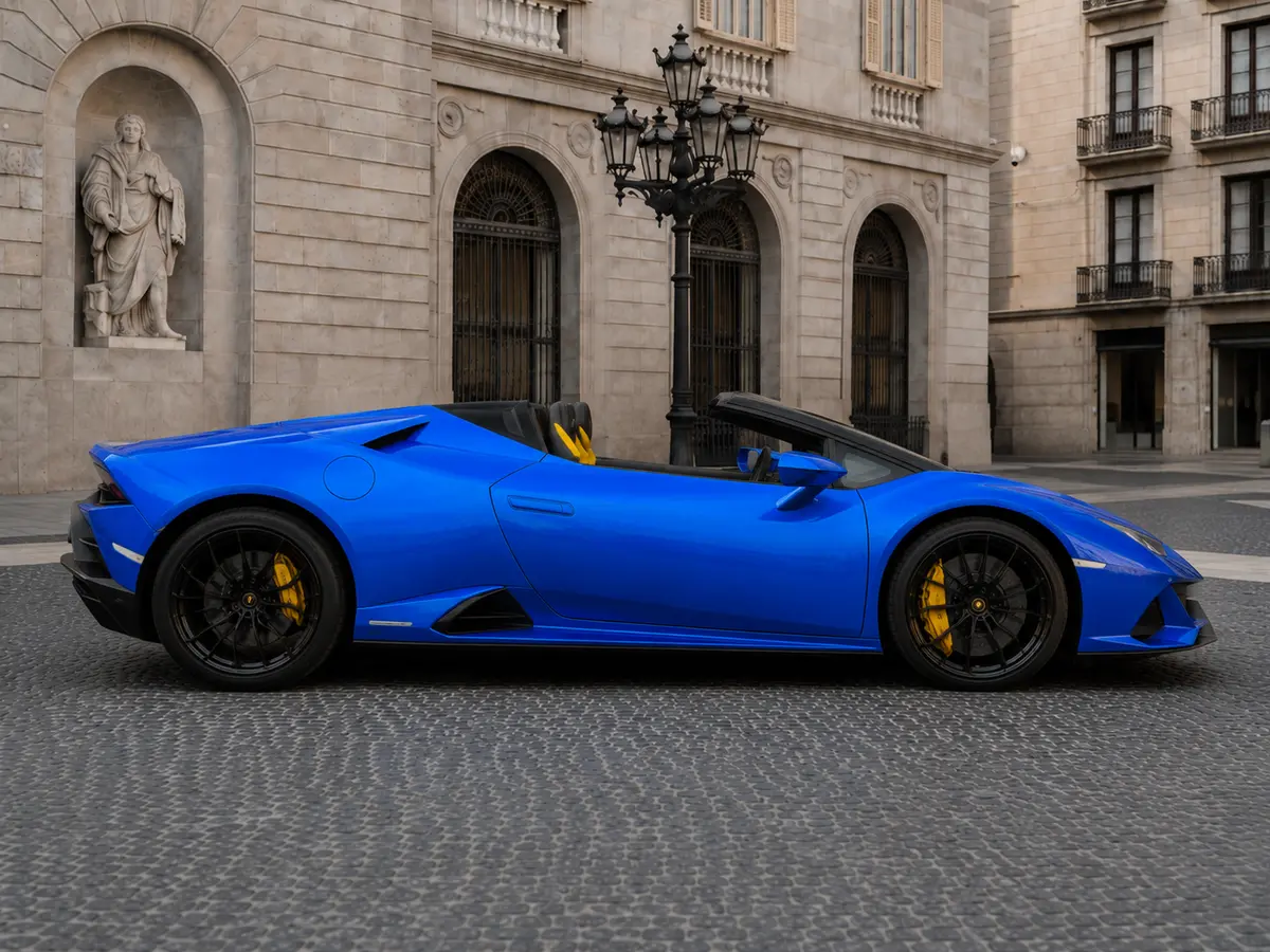 Lamborghini Huracan Evo Spyder 2022, vista frontale — Milan Luxury Cars, Milano. La Lamborghini Huracán Evo Spyder del 2022 porta in strada 640 cavalli con una risposta…
